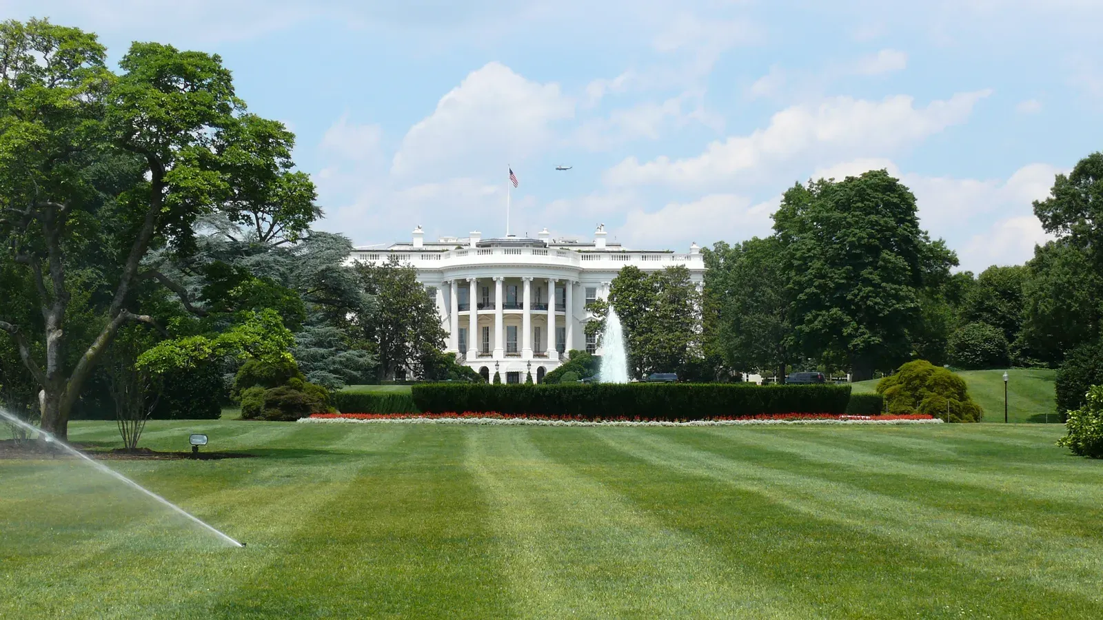 The south facade of the White House in Washington, D.C., photographed 14 July 2007, with the fountain and south lawn in the foreground. Photo by Ad Meskens, CC BY-SA 3.0, via Wikimedia Commons.